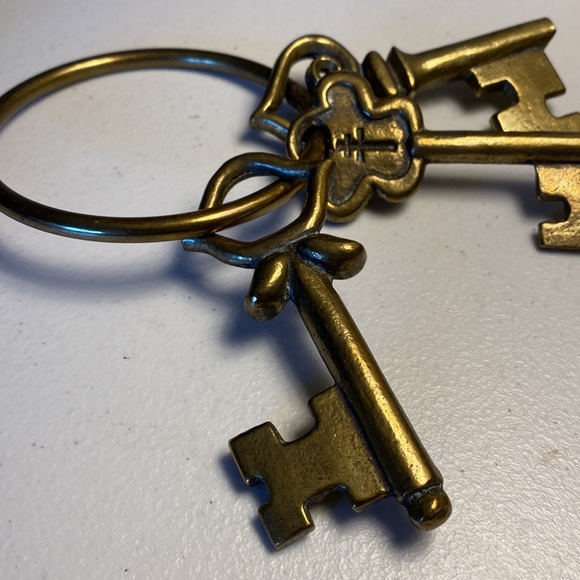 Brass Skeleton Keys with Ring - Picture 2 of 5